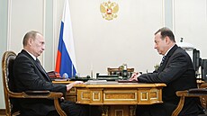 Vladimir Putin, v té dob jet jako premiér, bhem setkání s generálním...