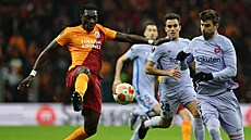 Bafetimbi Gomis v barvách Galatasaraye Istanbul odehrává balon pi duelu s...