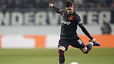 Slávistický fotbalista Srdjan Plav�i� centruje.