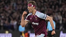 Tomá� Sou�ek z West Hamu se raduje z gólu do sít� Sevilly v play off Evropské...