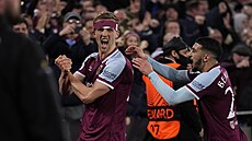 KLADIVÁ�. Tomá� Sou�ek z West Hamu bou�liv� oslavuje svou trefu do sít� Sevilly.