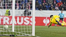 Slávistický gólman Ale Mandous znovu inkasuje na stadionu Lince, tentokrát...