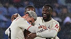 Fotbalisté AC Milán se v Cagliari radují z gólu Ismaela Binnásira (č. 4).