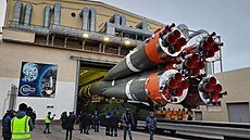 Vytahování rakety Sojuz 2.1a z hangáru ped pípravou pro let k ISS, který byl...