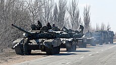 Pohled na obrn�ný konvoj proruských jednotek u separatisty ovládaného m�sta...