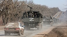 Obrněný konvoj proruských jednotek u separatisty ovládaného města Volnovacha v...
