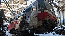 Pohled na zničenou tramvaj české značky Tatra poškozenou ostřelováním v... | na serveru Lidovky.cz | aktuální zprávy