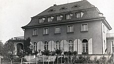 Výstavní vilu si nechal v roce 1924 postavit editel sousední pádelny Oswald...