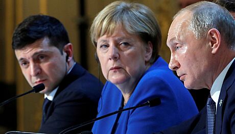 Ukrajinský prezident Volodymyr Zelenskyj (vlevo) se na summitu v Paíi seel s...