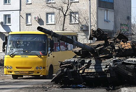 Autobus jede vedle znieného tanku. Ukrajina se brání ruské invazi. (21. bezna...