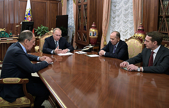 Ruský prezident Vladimir Putin ve spolenosti ministra zahranií Sergeje...