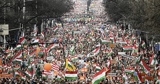 Budape��. Pochod p��znivc� premi�ra Viktora Orb�na p�i p��le�itosti v�ro��...