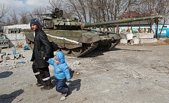 Ruský tank v obklíeném Mariupolu (18. bezna 2022)