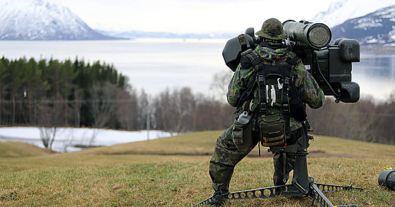 Finský voják s přenosným protiletadlovým systémem ITO 05M.
