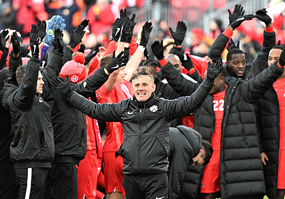 Trenér kanadských fotbalist John Herdman.