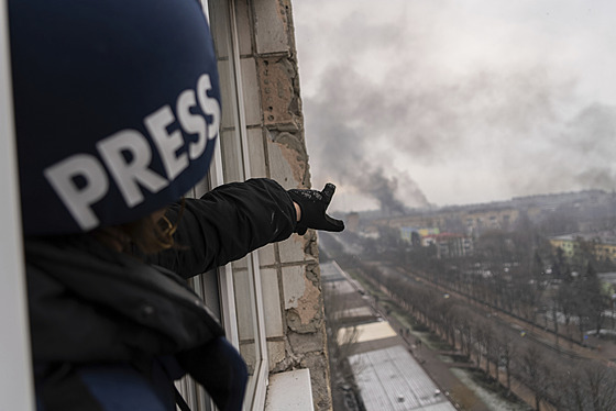 Fotograf agentury AP Jevhen Maloletka ukazuje na kouř stoupající po náletu na...
