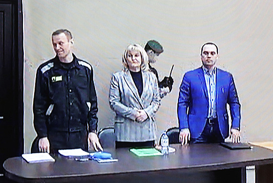 Ruský opozi�ní v�dce Alexej Navalnyj a jeho právníci b�hem soudního jednání v...