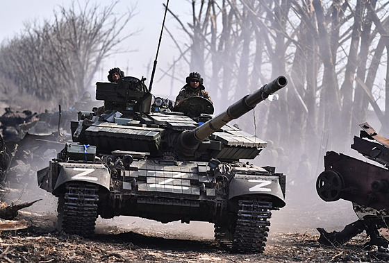 Bojovníci samozvané Doncké lidové republiky v tanku T-72 ve východoukrajinské...