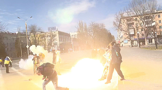 Demonstranti v Chersonu reagují na zábleskové granáty vrené ruskými...