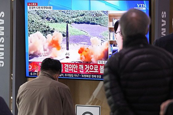 Lidé na nádraí v jihokorejském Soulu sledují televizi, která ukazuje snímek...