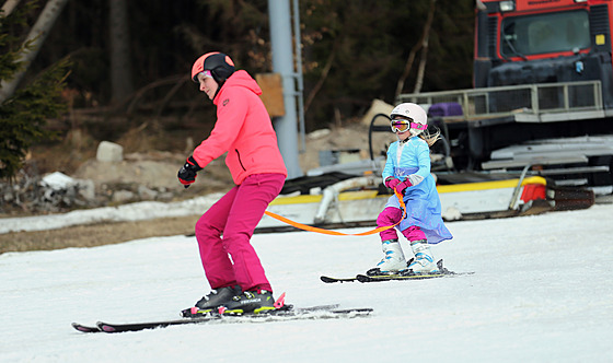 Stylové rozlouení s lyaskou sezonou probhlo v nedli ve skiareálu eínek...