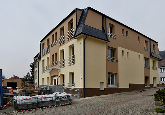 Bývalý hotel Horal v Krupce. Nov jsou v nm byty pro seniory. Rekonstrukce...