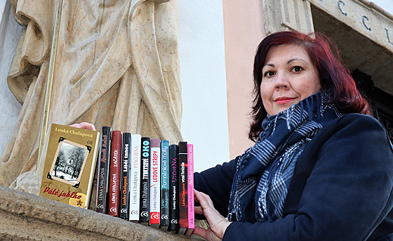 Perovská spisovatelka Lenka Chalupová se svými knihami.