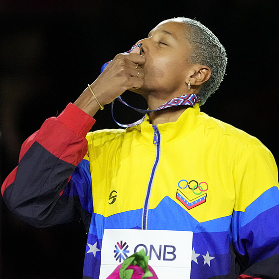Venezuelská trojskokanka Yulimar Rojasová se zlatou medailí na halovém...