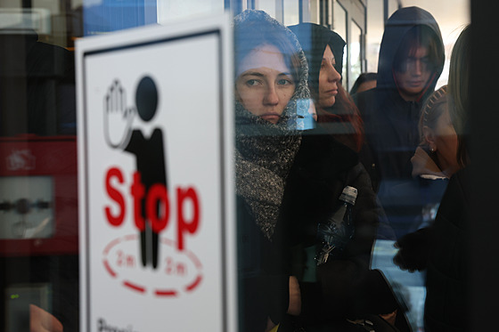 Uprchlíci z Ukrajiny čekají před Úřadem práce na Praze 4 Novodvorská. (21....