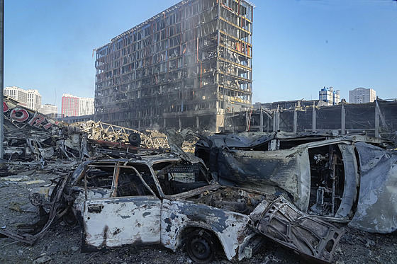 Po ruském bombardování obchodního centra v severní ásti Kyjeva. (21. bezna...