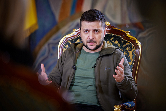 Ukrajinský prezident Volodymyr Zelenskyj se úastní rozhovoru s médii. (21....