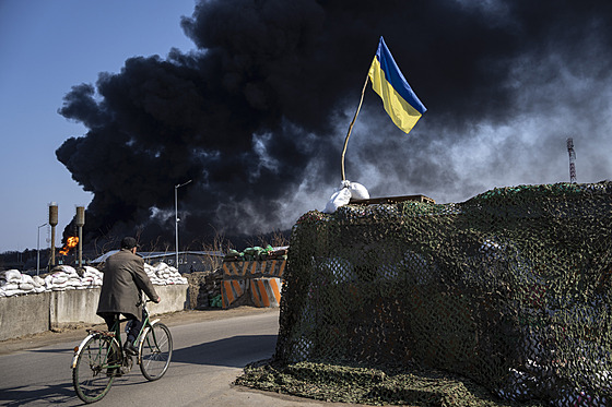 erný kou stoupá ze skladu paliva ukrajinské armády po ruském útoku na...