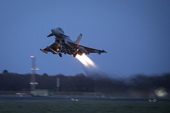 Letoun Eurofighter Typhoon britského Královského letectva startuje k hlídce na...