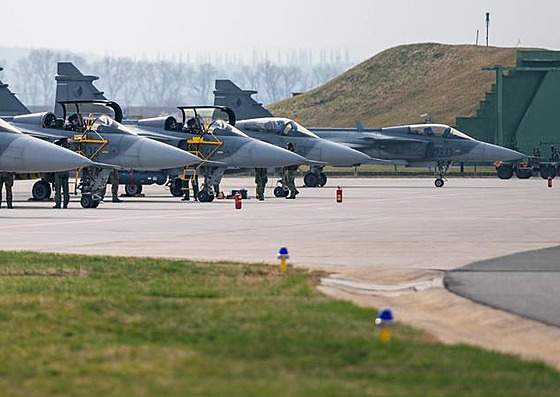 Letouny Gripen odlétají z mateské áslavské základny na tymsíní misi v...