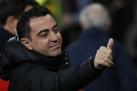 Barcelonský trenér Xavi ukazuje palec nahoru svým svencm v utkání proti...