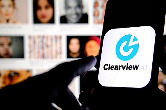 Logo americké spolenosti Clearview AI na displeji mobilního telefonu