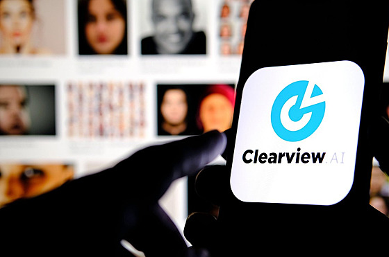 Logo americké spole�nosti Clearview AI na displeji mobilního telefonu