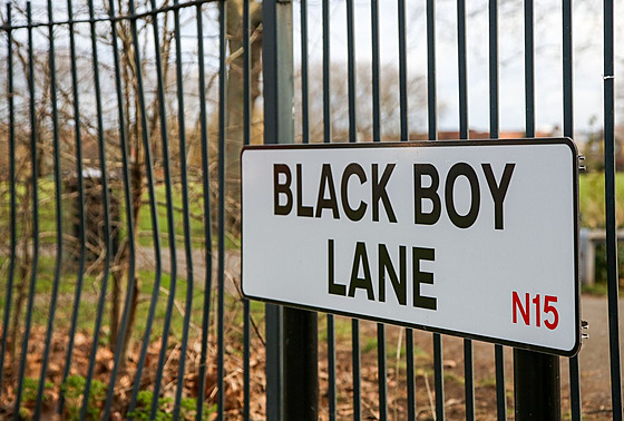 Rada tvrti Haringey nechala pejmenovat ulici Black Boy Lane v severním Londýn, nyní nese jméno La Rose Lane. Cena? 186 000 liber. (13. bezna 2019)