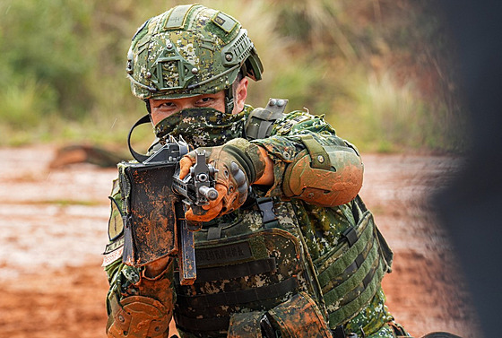 Cvi�ení tchajwanských voják� na obranu proti mo�né invazi �íny. Ruský vpád na...