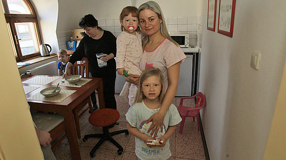 Snídaně uprchlých ukrajinských žen a dětí v pensionu v Polance nad Odrou,...