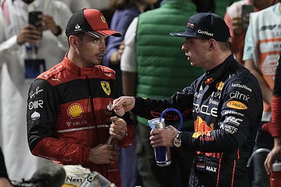Vítzný Max Verstappen z Red Bullu konzultuje prbh Velké ceny Saúdské Arábie...