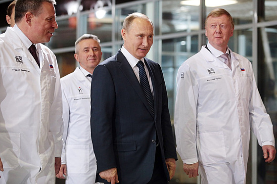 Ruský prezident Vladimir Putin (uprosted) s oligarchou Anatolijem ubajsem...