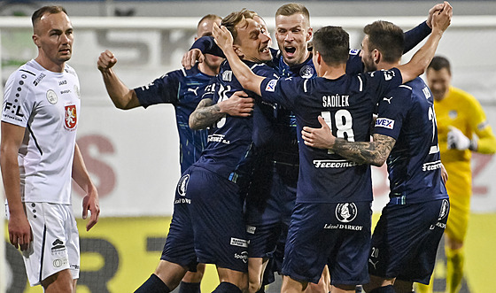 Fotbalisté Slovácka slaví vít�zství nad Hradcem Králové  v semifinále Mol Cupu.