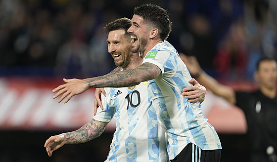 Lionel Messi (vlevo) a Rodrigo de Paul slaví gól Argentiny.