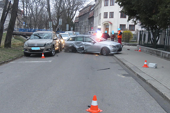 Řidič v Budějovicích naboural tři zaparkovaná vozidla a utekl.