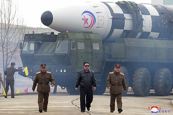 Letecký bomber a erné brýle. Kim ong-un jako akní hrdina. (24. bezna 2022)