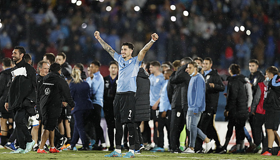 Uruguayský fotbalista Jose Gimenez se raduje z výhry nad Peru a postupu na MS.