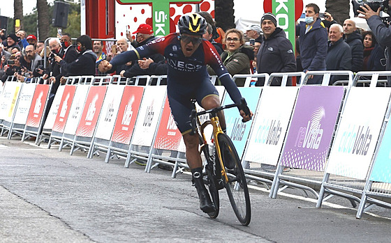 Ekvádorský cyklista Richard Carapaz projídí vítzn cílem 6. etap závodu Kolem...