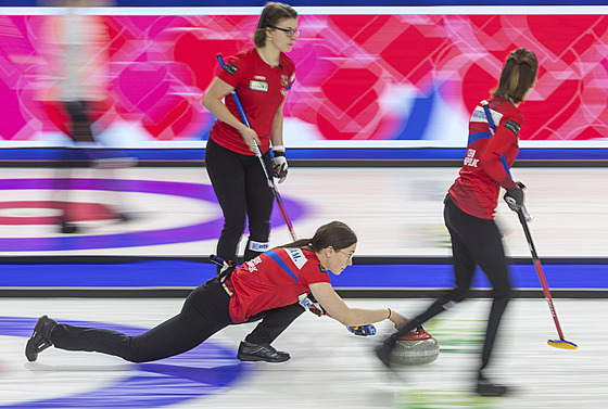 eské curlerky Michaela Baudyová (dole), Petra Vinová (vlevo) a Klára...