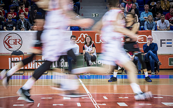 Barbora Krejíková na zápase basketbalové ligy Brno - Nymburk